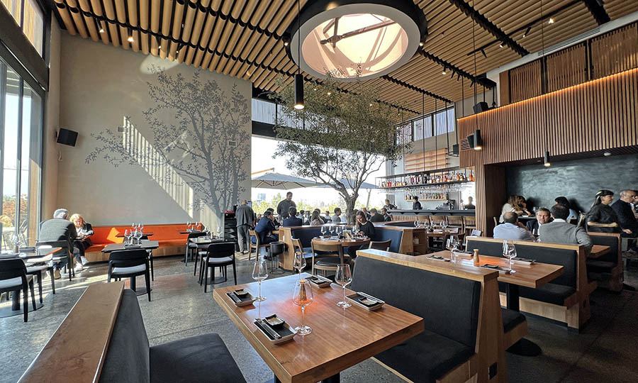 Barra y sala de un restaurante elegante